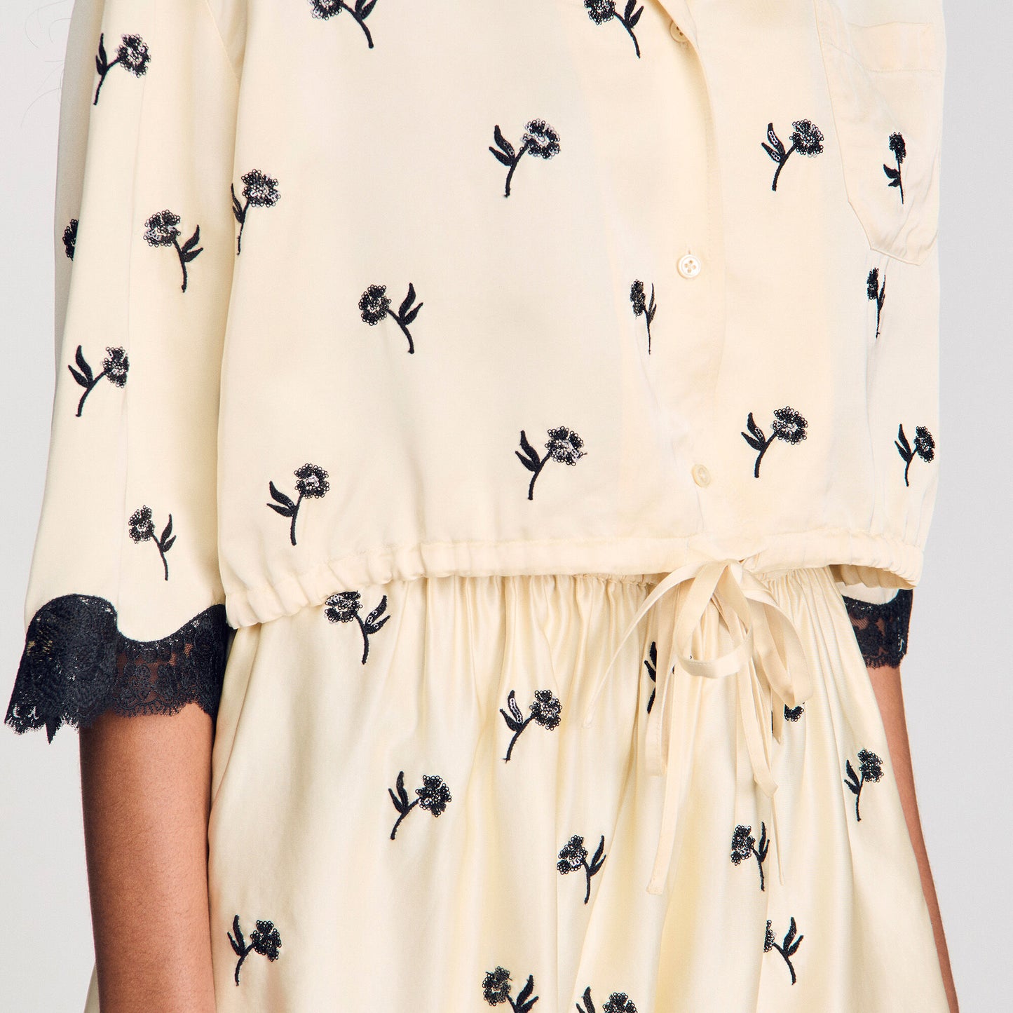 Cropped floral embroidered shirt