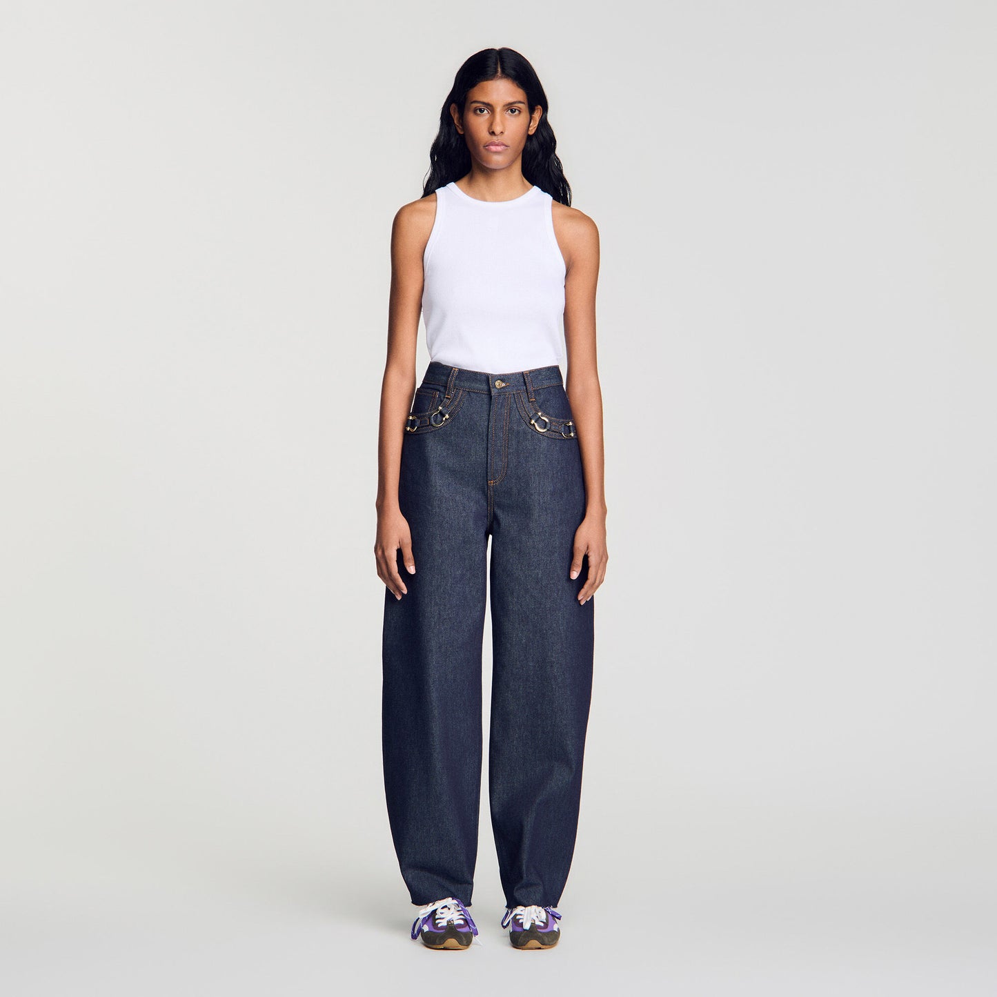 Barrel jeans with metal details