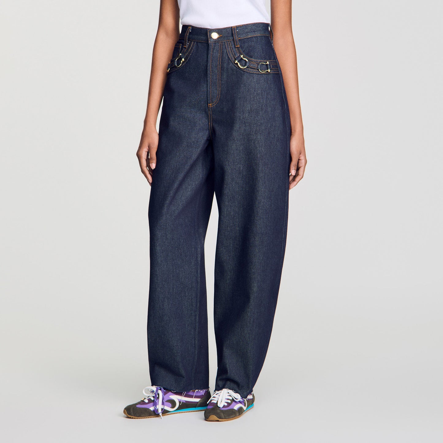 Barrel jeans with metal details