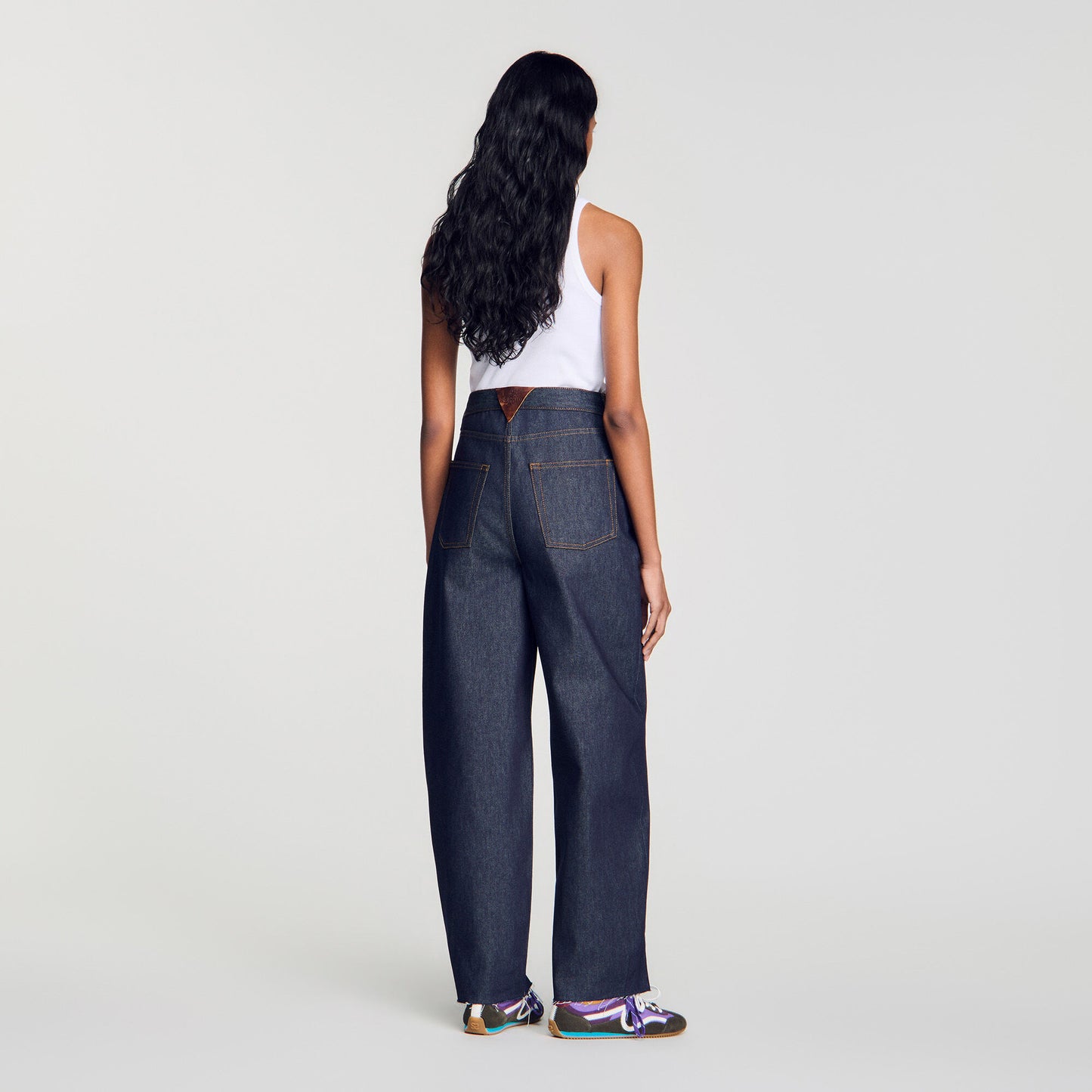 Barrel jeans with metal details