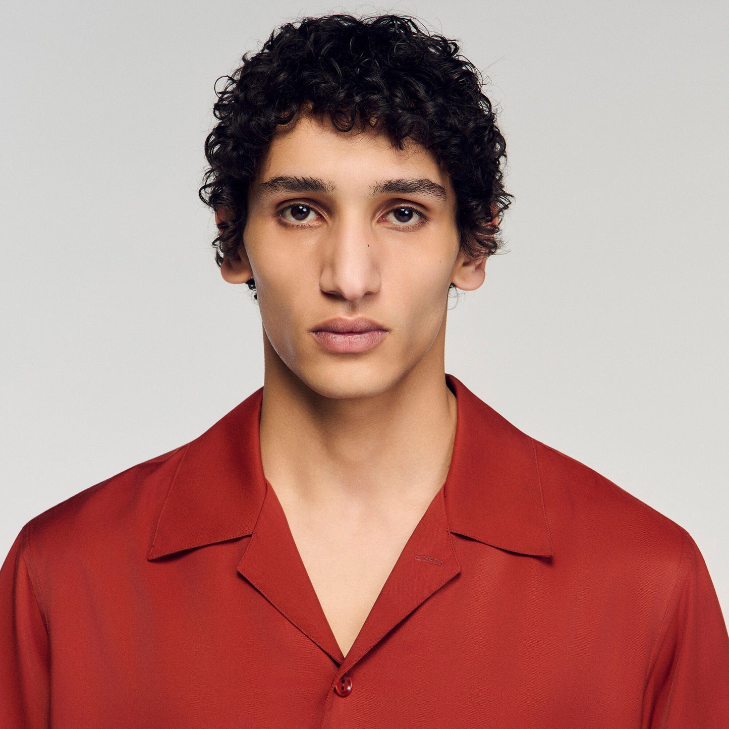Loose-fit shark collar shirt